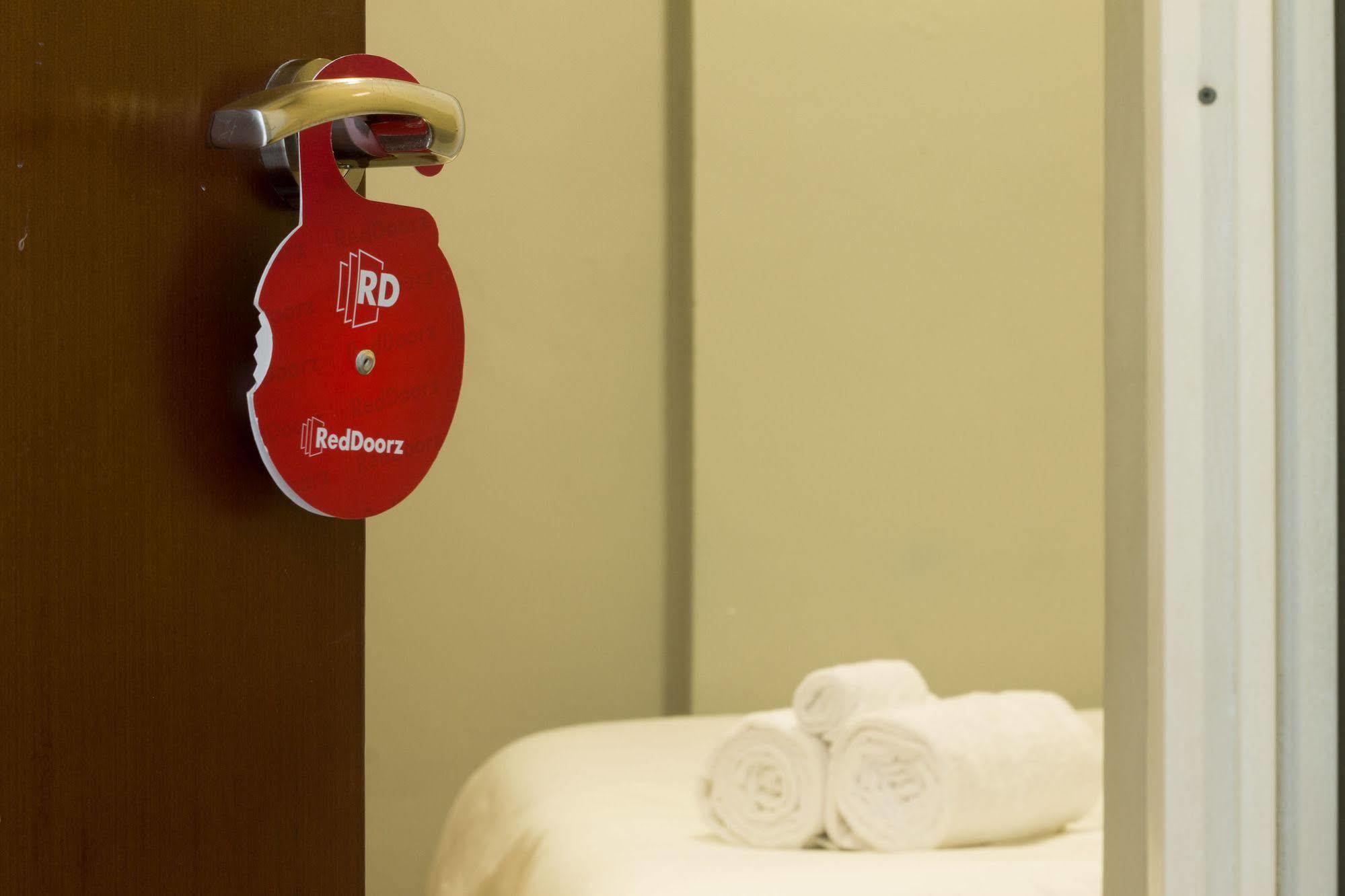Hotel Reddoorz @ Pantai Cemara Sanur Esterno foto