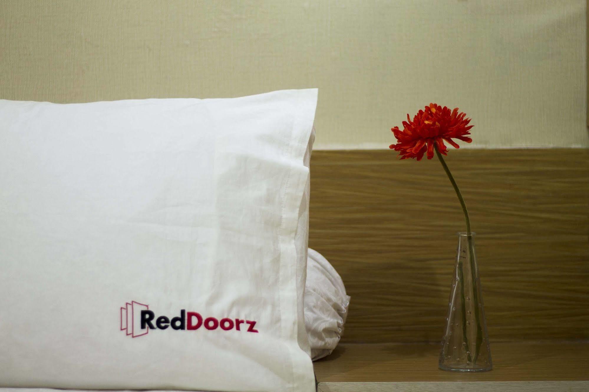 Hotel Reddoorz @ Pantai Cemara Sanur Esterno foto